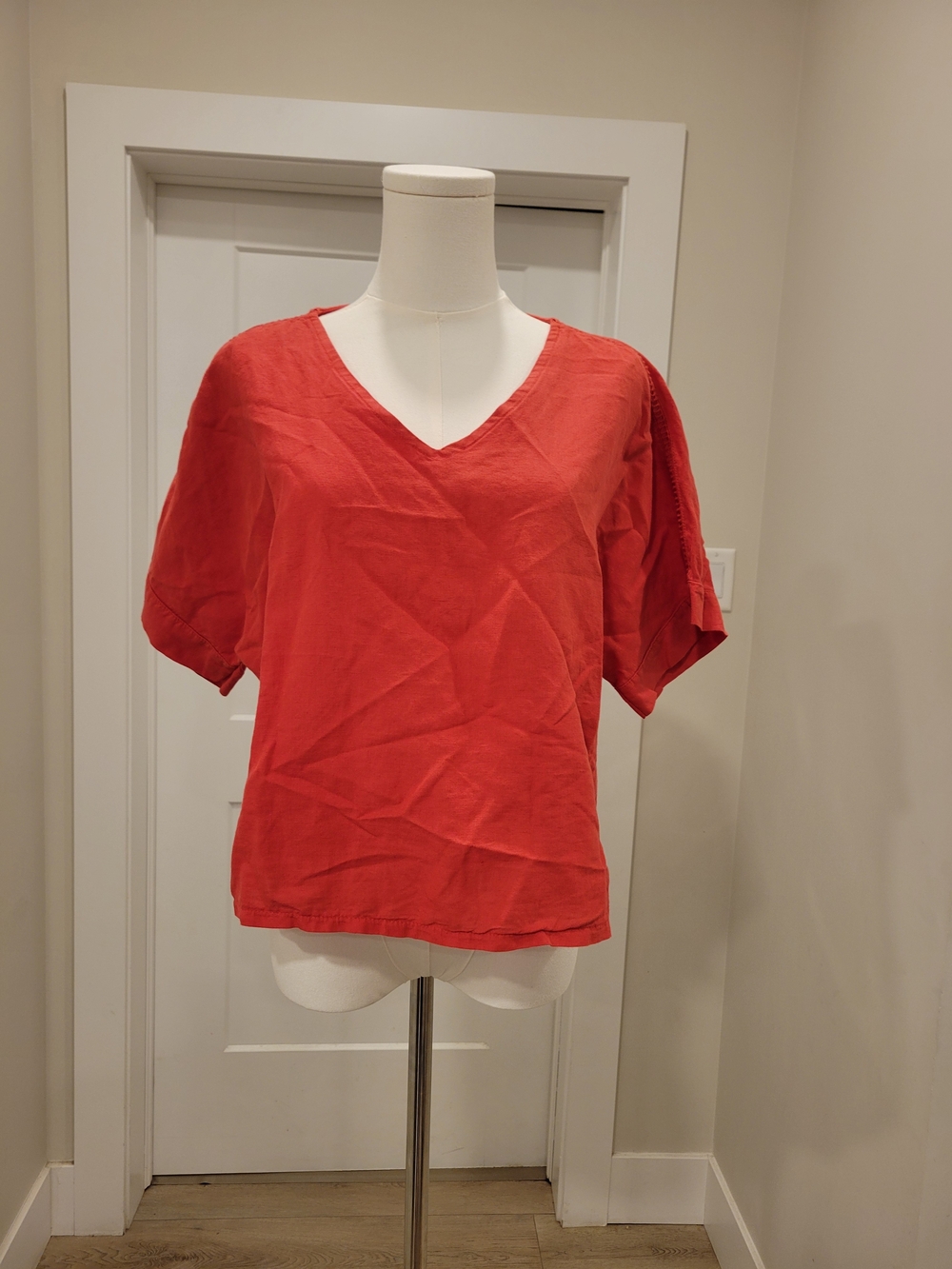55% Linen, 45% Cotton Made In Italy Women’s Red V-Neck Short Sleeve Top, Size L